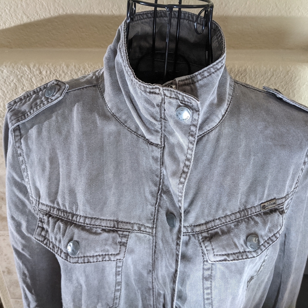 Will become your go-to lightweight jacket.  By Max Jeans.  Size: Small - Picture 13 of 14
